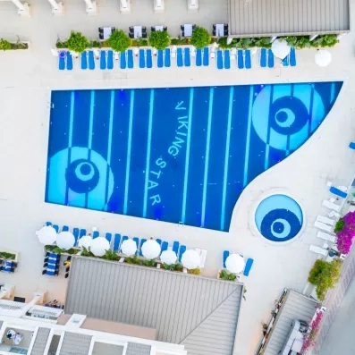 piscine extérieure vue en hauteur