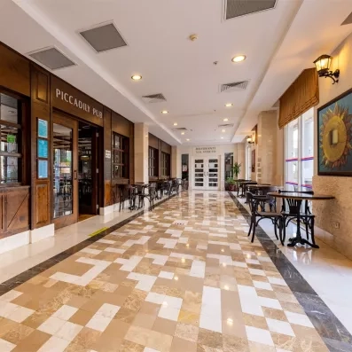 couloir avec un bar intérieur dans l'hôtel