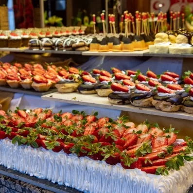 vue de près du buffet avec des desserts