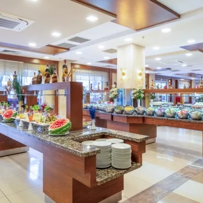 salle de restaurant et comptoir à buffet