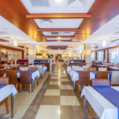 grande salle de restaurant 