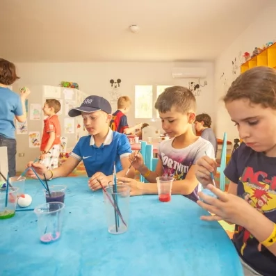 Club enfant du César Thalasso à Djerba proposant des ateliers créatifs et activités ludiques encadrées.