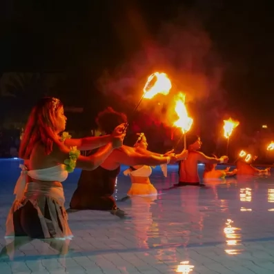 Spectacle de feu nocturne dans la piscine de l'hôtel Djerba Aqua Resort pour une soirée culturelle.