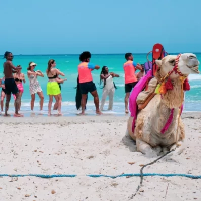 Séance d'aquagym et animations sur la plage de sable fin avec dromadaire au César Thalasso.