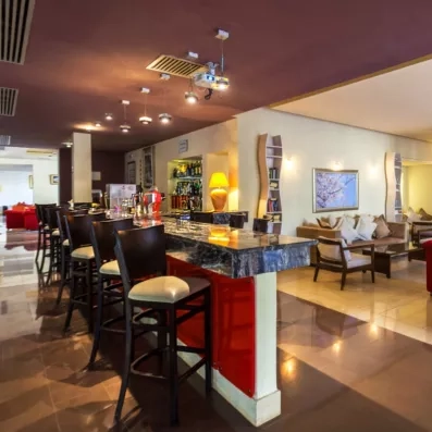 Bar lounge moderne et convivial de l'hôtel César Thalasso à Djerba, idéal pour se détendre en vacances.