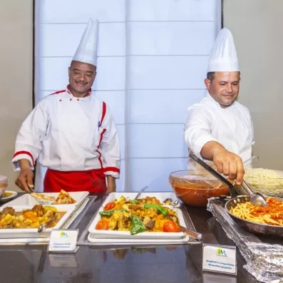 Chefs cuisiniers préparant des spécialités locales et internationales au buffet convivial du César Thalasso.