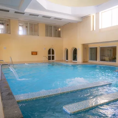 Piscine intérieure chauffée et parcours de thalassothérapie au complexe hôtelier César Thalasso à Djerba.