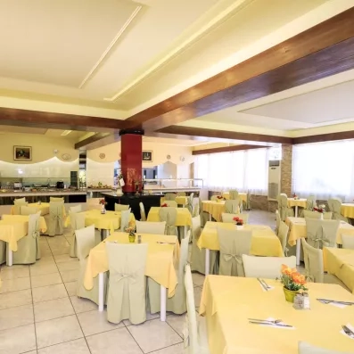 salle intérieure du restaurant principale avec des tables et des chaises