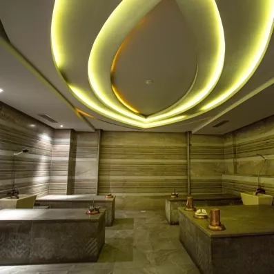 hammam traditionnel avec table de gommage en marbre, ambiance calme