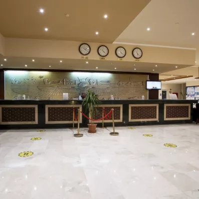 Hall avec comptoir de réception en marbre et capitonné, décoration égyptienne murale 