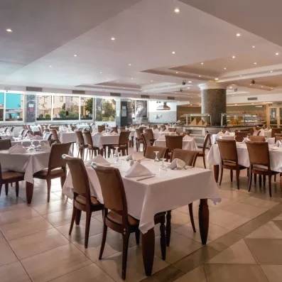 Grande salle de restaurant principale de l'hôtel avec buffet au milieu