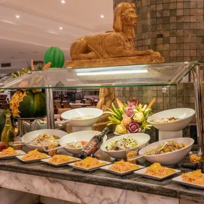 buffet du restaurant de l'hôtel avec plats variés bien présenté, décoration statut de sphynx 
