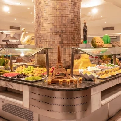 buffet du restaurant de l'hôtel avec plats variés bien présenté, décoration tour eiffle