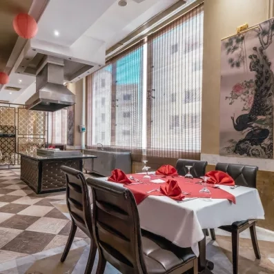 salle de restaurant avec buffet, chaises et table bien dressé, décoration murale  