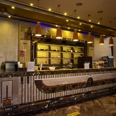 lobby bar de l'hôtel, comptoir en marbre décoré, avec du luminaire suspendu 