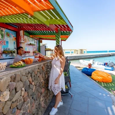 bar extérieur de l'hôtel sur la partie plage, poufs au bord de la mer