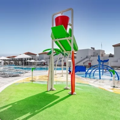 Une structure de jeux d'eau comprenant un grand seau basculant et un toboggan.