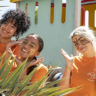 Trois jeunes filles animatrices mondi club souriantes.