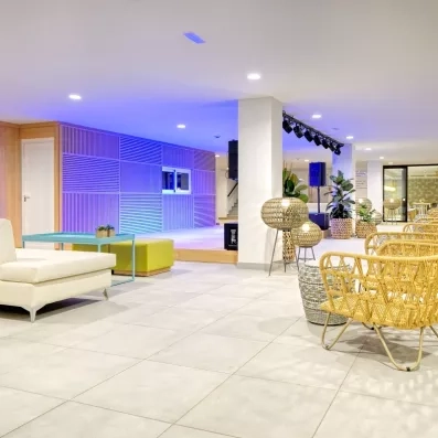 Un salon de détente spacieux avec du mobilier, baigné dans une ambiance lumineuse et apaisante.