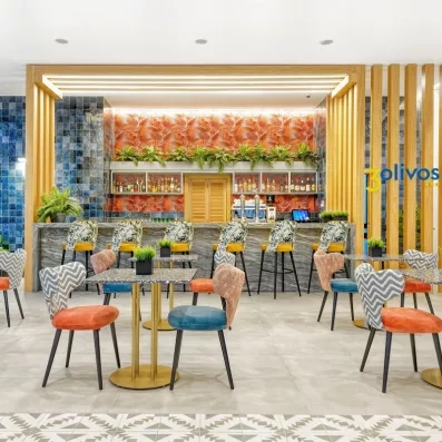 Un bar d'hôtel convivial, proposant une large sélection de boissons dans un cadre moderne.