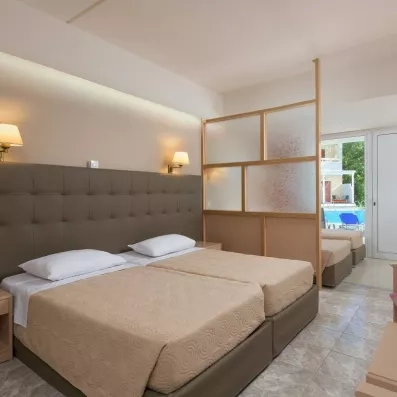 Family standard room pour 4 personnes avec porte fenêtre directement sur la piscine 