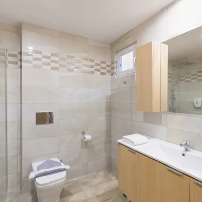 salle de bain avec vasque blanc et miroir suspendu, douche à l'italienne 