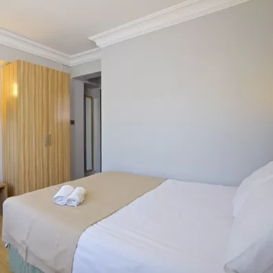 chambre avec un lit double