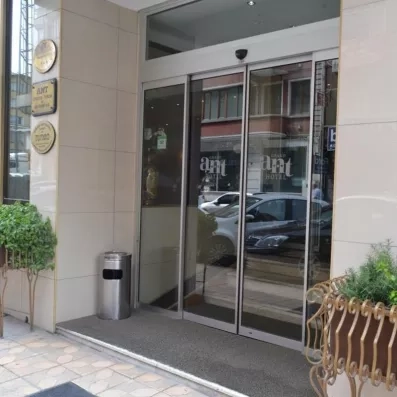 vue de la porte d'entrée de l'hôtel