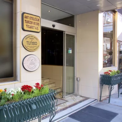 porte d'entrée ouverte de l'hôtel