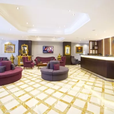 hall d'entrée de l'hôtel avec canapés et fauteuils