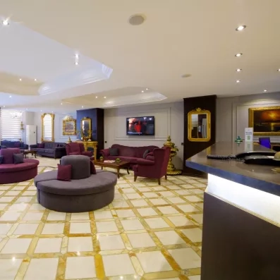 hall d'entrée de l'hôtel avec des fauteuils