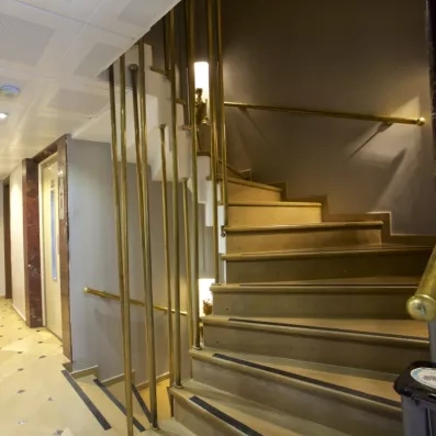 couloir avec les escaliers de l'hôtel