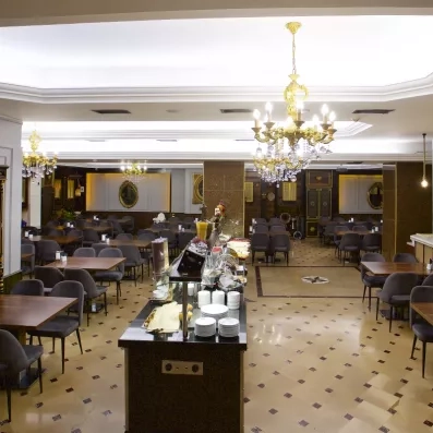 salle de restaurant avec le buffet 