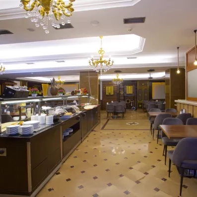 salle de restaurant avec comptoir à buffet 