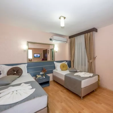 chambre avec deux lits simples