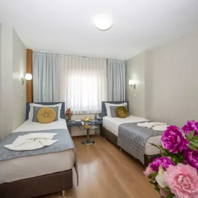 chambre avec deux lits simples