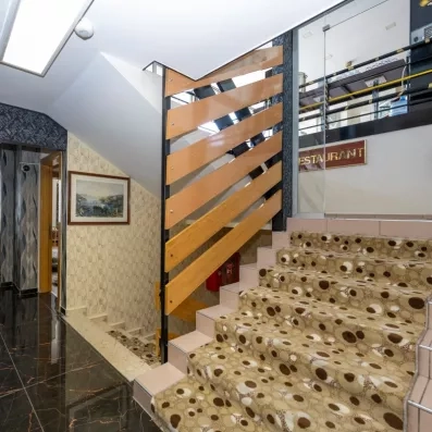 couloir avec escalier amenant aux chambres