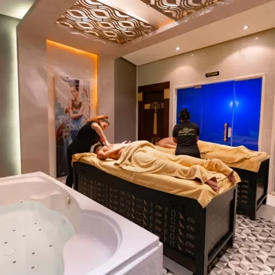 deux personnes à la salle de massage au spa, jacuzzi, ambiance relaxante  