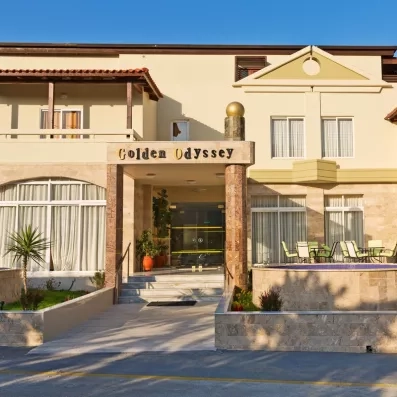 façade de l'hôtel avec deux bacs à plantes à droite et à gauche