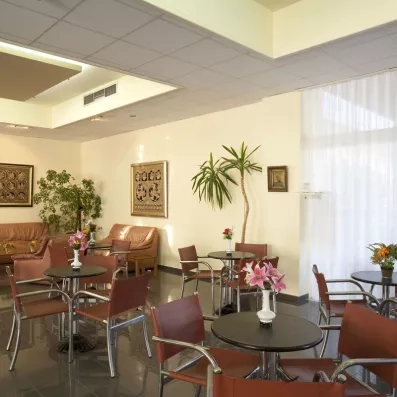 hall d'accueil avec des chaises et des des tables pour s'installer