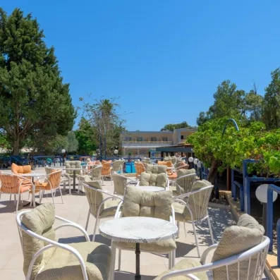 bar extérieur principal avec des tables et des chaises au soleil 