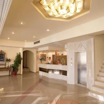 La réception de l'hôtel avec un comptoir d'accueil et un ascenseur 