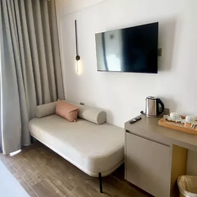 Télévision et petit canapé 