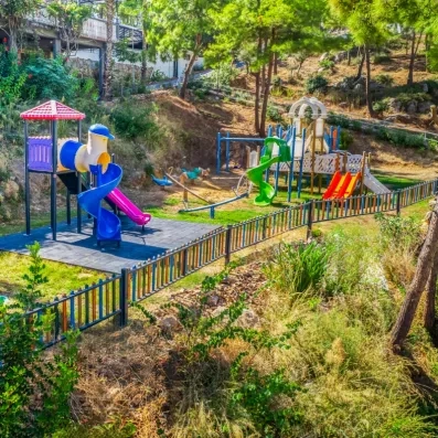 aire de jeux extérieur pour enfant avec toboggans