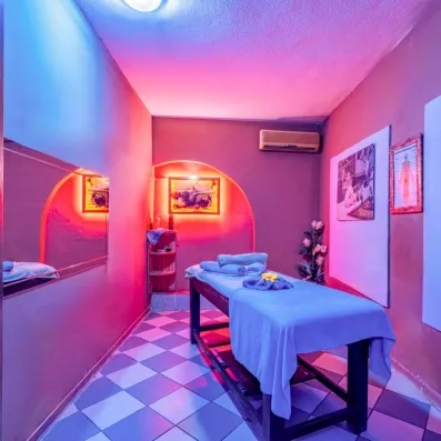 espace de détente avec une table de massage 