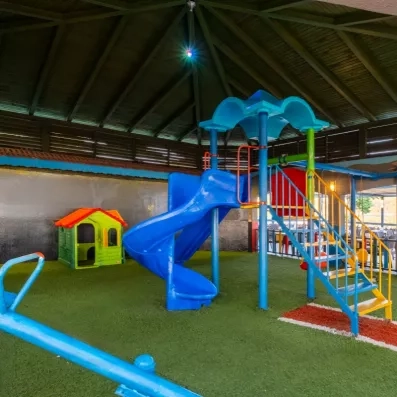 aire de jeux extérieur pour enfant avec toboggan