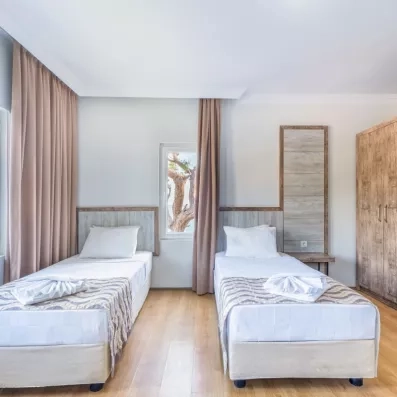 chambre avec deux lits simples