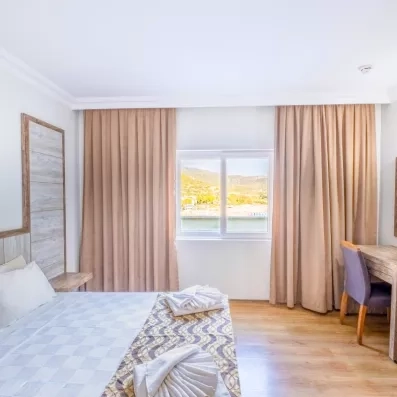 chambre avec un grand lit double et un balcon