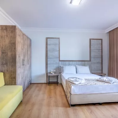 chambre avec un grand lit double et un canapé