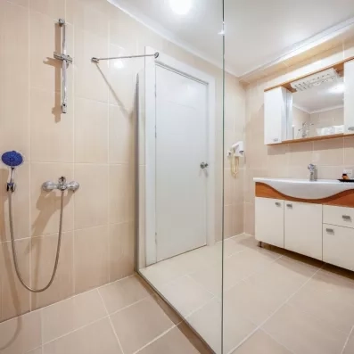 salle de bain avec douche